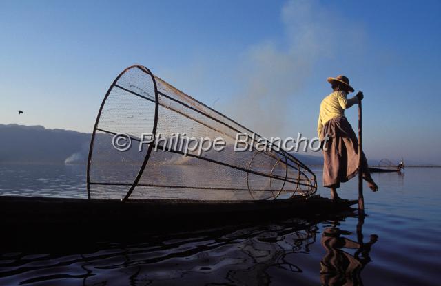 birmanie 03.JPG - Pecheur Intha sur le lac InleBatelier dirigeant sa barqueBirmanie (Myanmar)